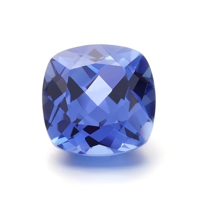 Des pierres précieuses de saphir bleu cultivées en laboratoire, de différentes formes et tailles, pour les bijoux
