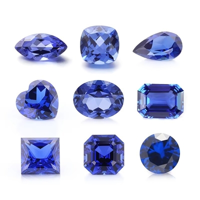 Des pierres précieuses de saphir bleu cultivées en laboratoire, de différentes formes et tailles, pour les bijoux
