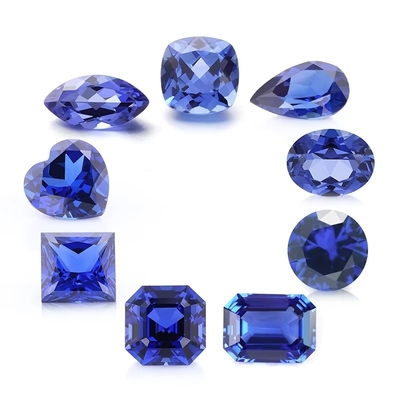 Des pierres précieuses de saphir bleu cultivées en laboratoire, de différentes formes et tailles, pour les bijoux
