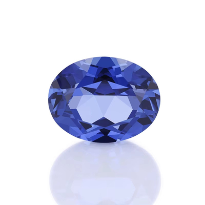 Des pierres précieuses de saphir bleu cultivées en laboratoire, de différentes formes et tailles, pour les bijoux