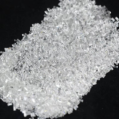 Des pierres précieuses découpées pour la fabrication de bijoux