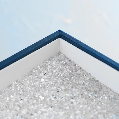 Des pierres précieuses découpées pour la fabrication de bijoux