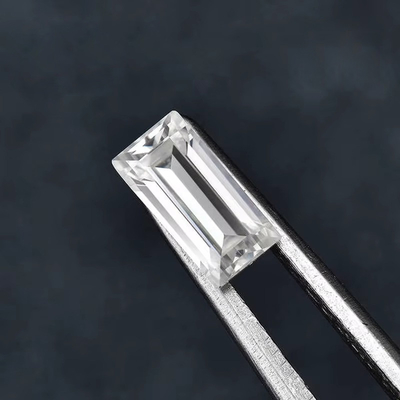 Des pierres précieuses découpées pour la fabrication de bijoux