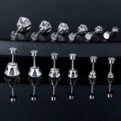 Des boucles d'oreilles en acier titane à aiguille fine en acier inoxydable rond 18k en or plaqué en zircon