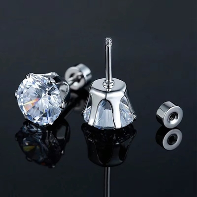 Des boucles d'oreilles en acier titane à aiguille fine en acier inoxydable rond 18k en or plaqué en zircon