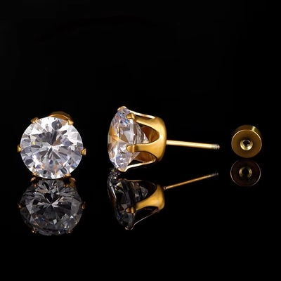 Des boucles d'oreilles en acier titane à aiguille fine en acier inoxydable rond 18k en or plaqué en zircon